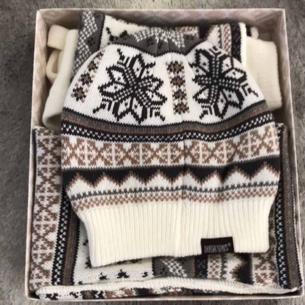 Muk Luks Winter set NWT in a gift box